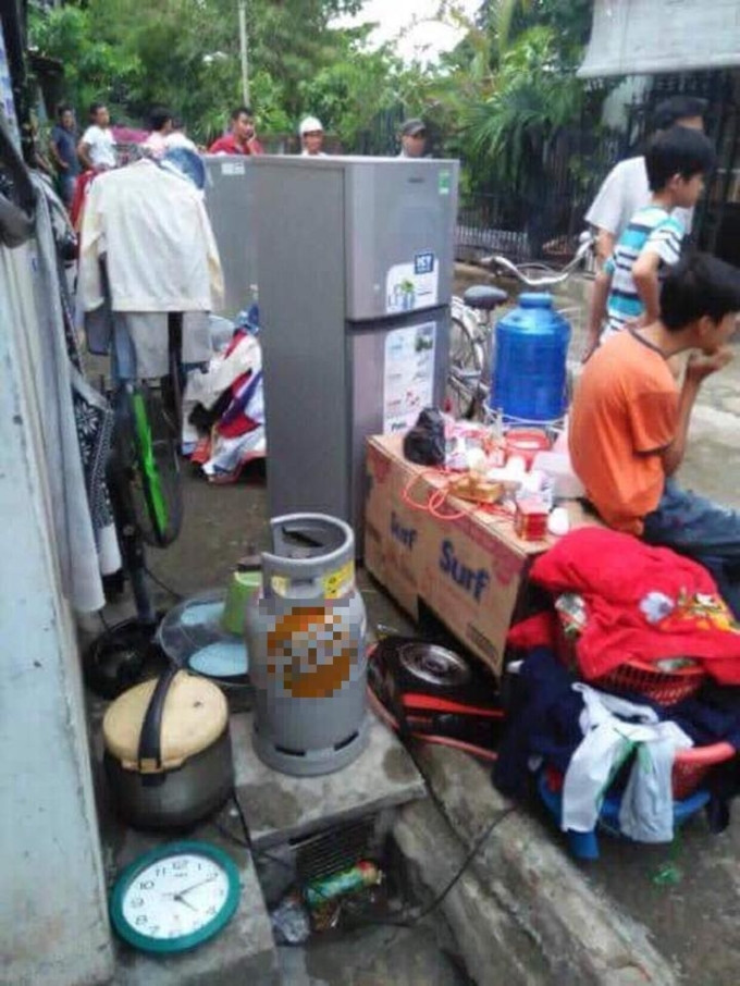 Đồ đạc được mang ra gần hết, vứt la liệt ở sân. (Ảnh: BHY)