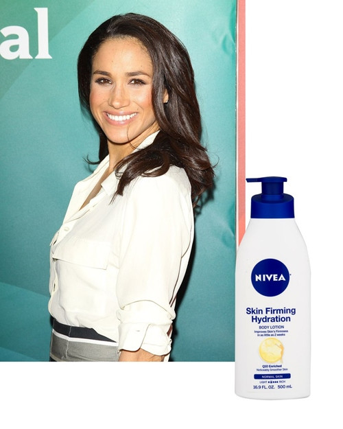  May mắn lọt vào giữa rừng sản phẩm làm đẹp cao cấp của Meghan Markle là loại kem dưỡng thể bình dân của Nivea. Có giá chưa đầy 200 ngàn nhưng dung tích tới 500ml, kem dưỡng thể Nivea Skin Firming Hydration cream được công nương tương lai tìm mua bất cứ khi nào bắt gặp trong các siêu thị.