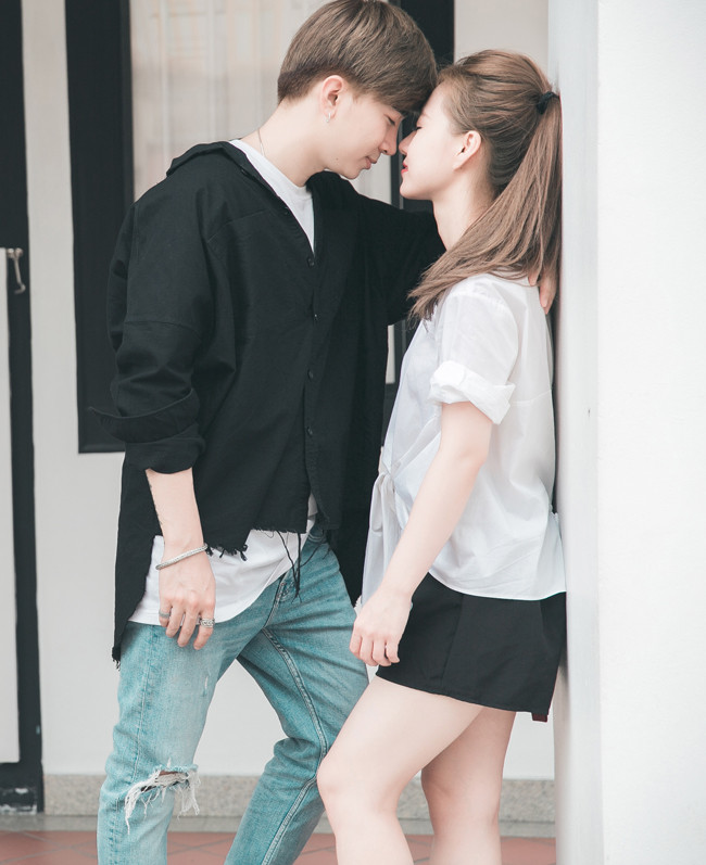 Lần đầu diễn xuất cũng như tiếp xúc với Chi Dân, Vy tỏ ra khá e dè, tuy nhiên cuối cùng cô vẫn hóa thân thành công và thể hiện tốt tinh thần của vai diễn. Dù không hoạt động trong giới showbiz, nhưng Vy vẫn khiến người xem không thể rời mắt bởi vẻ xinh đẹp, trong sáng. Đây cũng là cô gái "được" hôn Chi Dân nhiều nhất trong tất cả các MV từng ra mắt của nam ca sĩ.