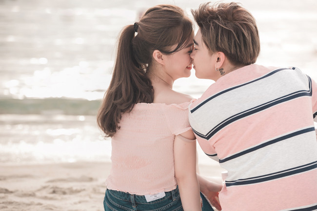 Bạn diễn của anh tên Vy - là một du học sinh người Việt đang sinh sống, học tập tại Singapore.