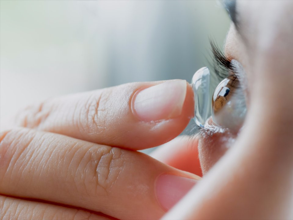 Đeo kính áp tròng đi ngủ: Khoảng 33% người trưởng thành đeo kính áp tròng lúc ngủ, khiến đây là một trong những thói quen gây hại mắt phổ biến nhất. Giác mạc của bạn sẽ dễ bị nhiễm trùng, gây tổn thương mắt vĩnh viễn. Đồng thời, đeo kính áp tròng khi ngủ có thể làm giảm lượng oxy của mắt, gây áp lực lên giác mạc. Ảnh: Insider.