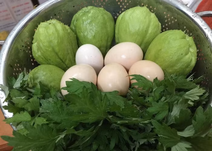 Thu hoạch rau và trứng gà sạch cho bữa ăn gia đình.