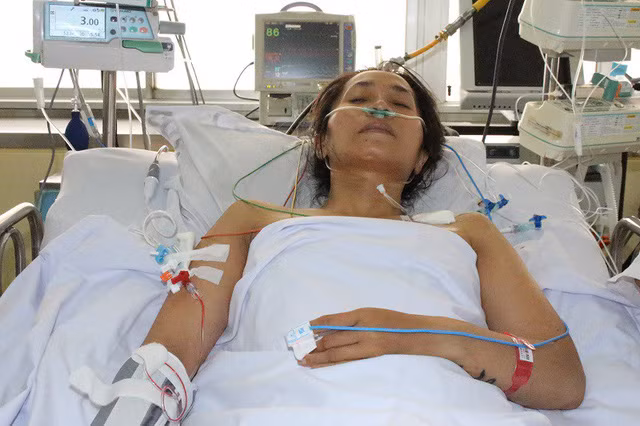 Nữ bệnh nhân phải nhập viện điều trị trong tình trạng nguy kịch nhưng không đủ tiền chạy chữa Nữ bệnh nhân phải nhập viện điều trị trong tình trạng nguy kịch nhưng không đủ tiền chạy chữa