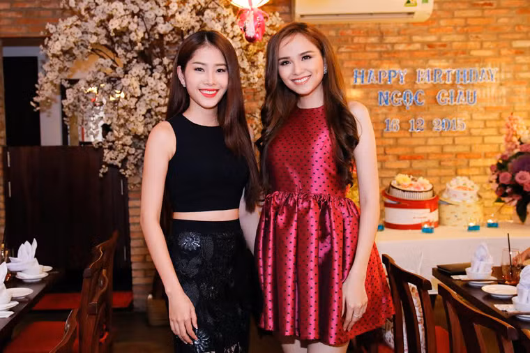 Hoa hậu Diễm Hương vừa tham dự sự kiện thời trang cũng tranh thủ đến chúc mừng “bà ngoại”, Diễm Hương cũng từng được nghệ sĩ này đỡ đầu mời tham gia đóng kịch, diễn trong liveshow… Chính vì thế, Diễm Hương luôn yêu mến và quý trọng NSND Ngọc Giàu.