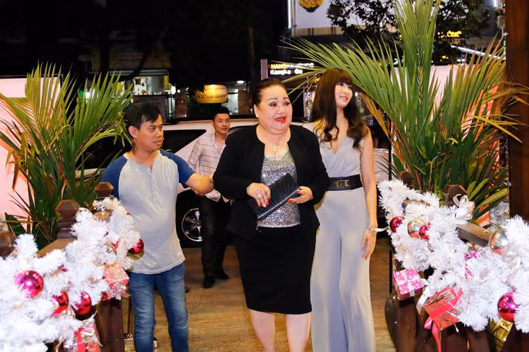 Được biết, cùng với hoa hậu Phạm Hương thì Diễm Hương, Nam Em đều là những “cháu ngoại” nuôi của NSND Ngọc Giàu.