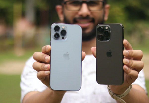 Do đó, người dùng ở các nước phải chờ đợi để nhận máy, cụ thể tại Trung Quốc phải chờ khoảng 5 tuần nếu muốn đặt mua một chiếc iPhone 12 Pro bản 512 GB màu Sierra Blue từ website của Apple, tương tự là tại thị trường Mỹ hay Nhật Bản.
