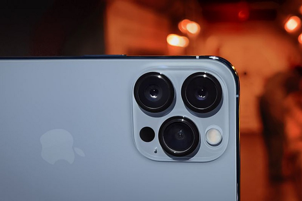 Theo một số nguồn tin khác, tình hình sản xuất tại Việt Nam có thể cải thiện vào khoảng giữa tháng 10, khi một trong những cơ sở sản xuất linh kiện camera quan trọng của iPhone ở miền Nam đã hoạt động trở lại sau vài tháng gián đoạn sản xuất.