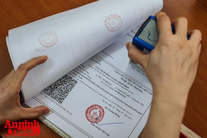 Giấy đi đường được Thiếu tá Đào Việt Long, Phó trưởng Phòng CSGT Hà Nội ký, đóng dấu