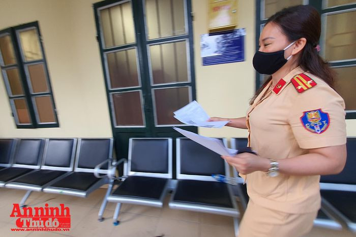 Những giấy đi đường đầu tiên được cấp ở Phòng CSGT là của các đơn vị thuộc ngành công thương, chủ yếu là các siêu thị