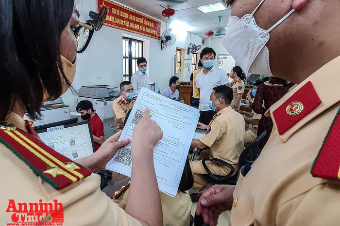 Đối với Giấy đi đường có mã nhận diện cho người điều khiển mô tô: Phòng CSGT sẽ in, ký, đóng dấu và gửi tới cơ quan quản lý ngành, lĩnh vực để gửi trả cho các tổ chức, đơn vị, doanh nghiệp, cá nhân có nhu cầu