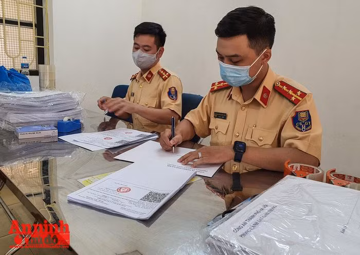 Giấy đi đường của từng cơ quan, đơn vị sẽ được cho vào phong bì và được lực lượng Cảnh sát dẫn đoàn vận chuyển đến từng sở ngành