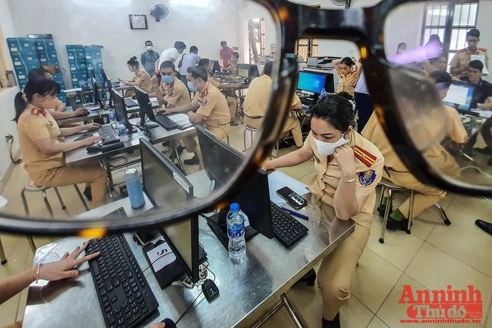 Không khí làm việc nghiêm túc, hối hả 