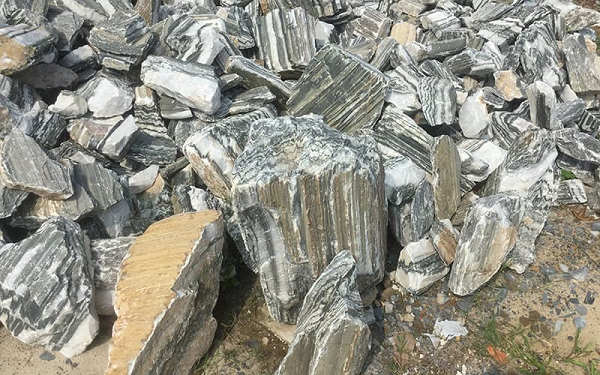 Đá trầm tích là một trong ba nhóm đá chính (cùng với đá magma và đá biến chất) để cấu tạo nên vỏ Trái Đất và chiếm đến 75% bề mặt của Trái Đất. Khi mà điều kiện nhiệt độ của vỏ Trái Đất bị thay đổi mà các yếu tố về nhiệt độ, nước và các tác dụng hóa học làm cho các loại đất đá khác nhau bị phong hóa, vỡ vụn.