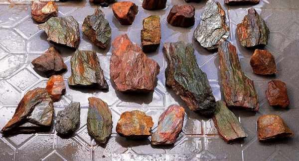 Sau đó thì chúng sẽ được gió và nước cuốn đi rồi lắng đọng tạo thành từng lớp. Dưới áp lực và trải qua các thời kỳ địa chất, thì chúng sẽ được gắn kết lại bằng các chất keo của thiên nhiên để tạo nên đá trầm tích.