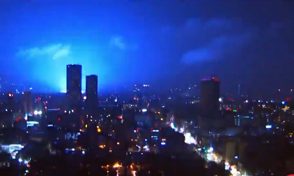 Đây được cho là hiện tượng ánh sáng động đất dường như xảy ra tại các đứt gãy của lớp vỏ Trái đất, nơi các mảng kiến tạo của Trái đất đang tách rời khỏi nhau. Ánh sáng động đất có thể kéo dài vài giây hoặc thậm chí vài phút tùy theo từng trường hợp.