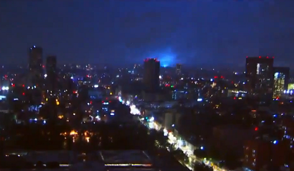 Trước đó, vào năm 2009, những vệt sáng nhỏ được nhìn thấy trên bầu trời chỉ vài giây trước khi trận động đất xảy ra ở TP L'Aquila – Ý. Cũng có báo cáo về ánh sánh cầu vồng mờ xuất hiện trước trận động đất năm 1906 ở TP San Francisco – Mỹ.