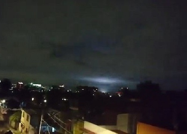 Nhiều người dùng Twitter đã đăng video về các luồng sáng màu xanh lam liên tục xuất hiện và dùng hastag "Apocalipsis", thuật ngữ Kinh thánh trong tiếng Tây Ban Nha chỉ ngày tận thế.