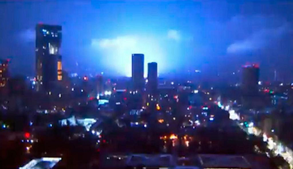 Tuy nhiên, nhà vật lý học Troy Shinbrot ở ĐH Rutgers (Mỹ) đã trấn an rằng mọi người không nên lo sợ, vì những ánh sáng đó - dù trông rất kinh dị - không phải là dấu hiệu cho biết thế giới sắp kết thúc.