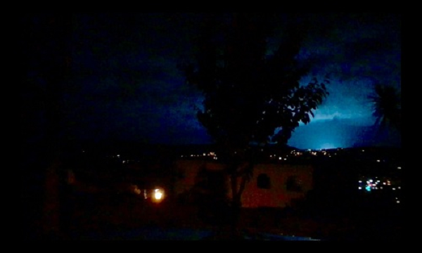 Điện tích có thể kết hợp và tạo ra một loại trạng thái giống plasma, có thể di chuyển ở tốc độ rất cao, bùng phát trên mặt đất và phóng điện vào không khí tạo ra loạt chớp sáng đầy màu sắc.