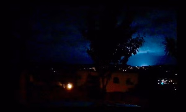 Tuy nhiên, nhà địa chấn học Victor Manuel Cruz Atienza thuộc Đại học Tự trị Quốc gia Mexico thì không cho rằng chớp xanh trên là do hiện tượng ánh sáng động đất, nhưng nhấn mạnh bầu trời đêm 8/9 có rất nhiều sấm chớp do một trận mưa. Mời các bạn xem video: Khung cảnh thiên nhiên tuyệt đẹp tại các quốc gia ít dân nhất thế giới. Nguồn: VTC.