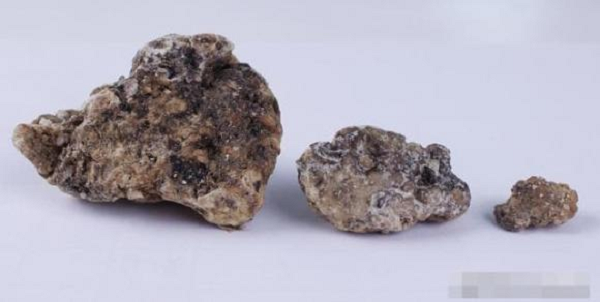 Các chuyên gia vẫn chưa thể lý giải tại sao long diên hương phổ biến hơn ở nam bán cầu và tại sao chỉ cá nhà táng đực mới sản sinh ra nguyên liệu này. Điều khiến long diên hương trở nên ngày càng quý giá và khan hiếm là số lượng cá nhà táng sụt giảm mạnh, hiện nay chỉ còn khoảng 350.000 con so với 1,1 triệu con trước khi bị đánh bắt.