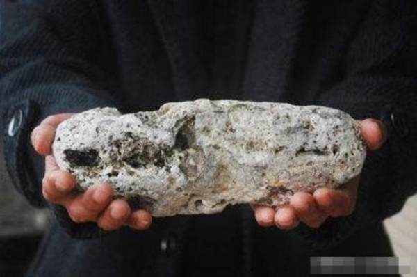 Cho đến nay, chỉ có Mỹ và Ấn Độ cấm mua bán long diên hương trong khi các nước khác cho phép người dân tự do kinh doanh bởi lẽ theo Công ước quốc tế về buôn bán các loài động, thực vật hoang dã nguy cấp, thì “long diên hương là chất bài tiết tự nhiên, nằm ngoài phạm vi điều chỉnh của công ước”.