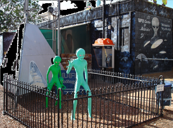 "Chào mừng tới Wycliffe Well, thủ đô UFO của Australia" là nội dung một tấm biển báo bên lề một đường cao tốc dẫn tới thị trấn Wycliffe Well. Những câu chuyện về vật thể bay không xác định ở đây nhiều đến nỗi người ta phải ghi chúng vào sách để công chúng có thể tham khảo.