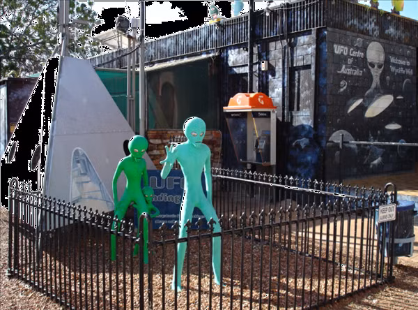 "Chào mừng tới Wycliffe Well, thủ đô UFO của Australia" là nội dung một tấm biển báo bên lề một đường cao tốc dẫn tới thị trấn Wycliffe Well. Những câu chuyện về vật thể bay không xác định ở đây nhiều đến nỗi người ta phải ghi chúng vào sách để công chúng có thể tham khảo.