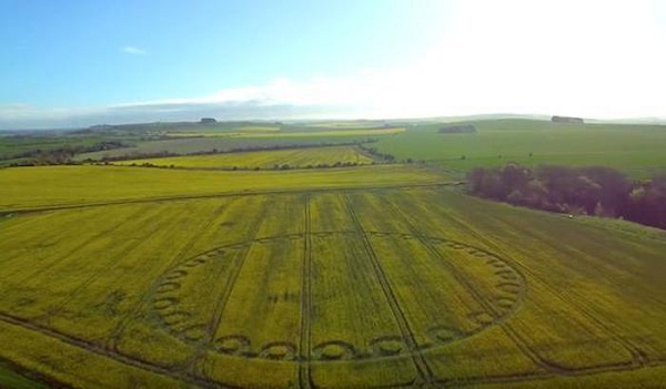 UFO xuất hiện thường xuyên ở Wiltshire không phải là điều bí ẩn duy nhất của vùng đất này. Nơi đây còn nổi tiếng thế giới với bãi đá cổ Stonehenge và vòng tròn bí ẩn Silbury Hill.