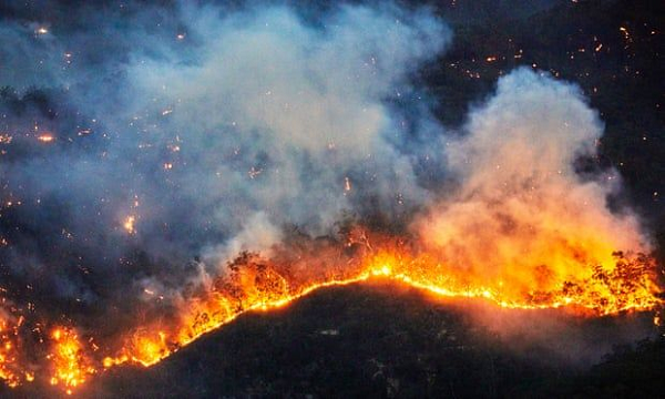 Hơn 500 năm từ năm 1500 đến ngày nay, chúng ta đã chứng kiến một bức tranh với nhiều hình khối và gam màu khác nhau của thuộc địa hóa, các cuộc Cách mạng Công nghiệp, cùng sự ra đời của các nhà nước, bản sắc và thể chế hiện đại, sự đốt cháy hàng loạt nhiên liệu hóa thạch và sự gia tăng nhiệt độ toàn cầu.