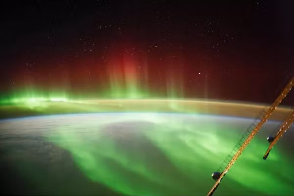 CME có nghĩa là Phun trào nhật hoa. Đây là quá trình đẩy mạnh (phóng) plasma và từ trường ra khỏi vành nhật hoa của Mặt trời. Vật liệu được đẩy ra phần lớn bao gồm các hạt electron và proton.