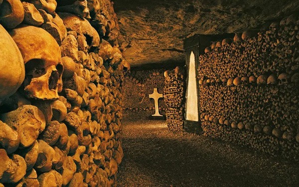 Catacombes de Paris (Hầm mộ Paris) còn có tên gọi khác là Ossuaire municipal - Nghĩa trang thành phố, là nơi an nghỉ cuối cùng của khoảng 6 triệu người dân. Bạn sẽ ngay lập tức sởn gai ốc khi đến địa danh này, cổng vào, những bức tường... hầu hết đều được phủ kín bởi xương người.
