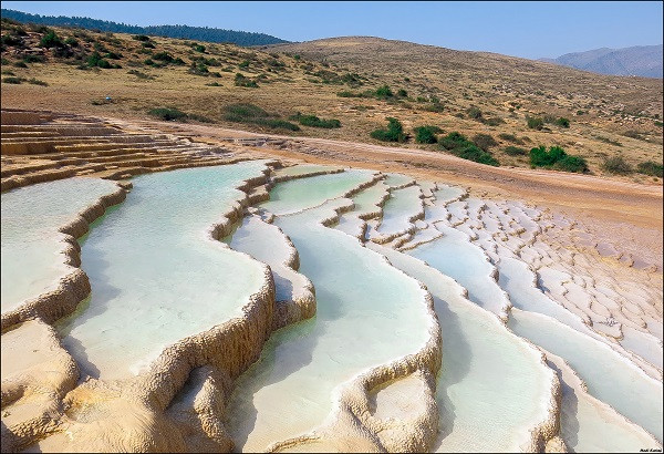Badab-e-Surt là những ruộng bậc thang tuyệt đẹp nằm ở miền bắc Iran. Travertine là một loại đá vôi được hình thành từ sự tích tụ canxi trong nước và tại đây xuất hiện hai suối nước nóng với các đặc tính khoáng chất khác nhau. Màu sắc bất thường của ruộng bậc thang này là do hàm lượng oxit sắt cao trong những con suối.