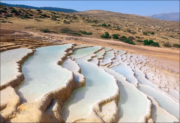 Badab-e-Surt là những ruộng bậc thang tuyệt đẹp nằm ở miền bắc Iran. Travertine là một loại đá vôi được hình thành từ sự tích tụ canxi trong nước và tại đây xuất hiện hai suối nước nóng với các đặc tính khoáng chất khác nhau. Màu sắc bất thường của ruộng bậc thang này là do hàm lượng oxit sắt cao trong những con suối.