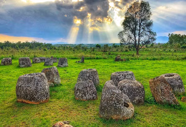 Cánh đồng chum cổ nằm rải rác dọc cao nguyên Mương Phuôn tại tỉnh Xiêng Khoảng (Lào). 59 điểm tập trung khoảng 2.000 chiếc chum có niên đại từ 1.500 đến 2.000 năm. Một giả thuyết cho rằng, những chiếc chum hình trụ khổng lồ này được sử dụng trong các tang lễ cổ xưa.