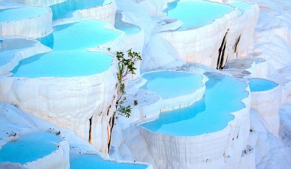 Pamikkale hay còn được gọi là Cung điện Bông có nước chảy từ suối tự nhiên xuống các bậc thang màu trắng, tạo thành hồ nước nóng tuyệt đẹp và hoàn hảo để vừa ngâm mình, vừa chiêm ngưỡng cảnh quan thiên nhiên độc đáo.