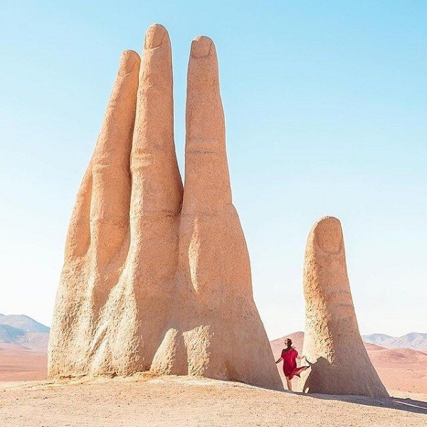 Bàn tay trên sa mạc Chile do nhà điêu khắc người Chile Mario Irarrázabal sáng tạo ra. Irarrázabal được biết đến với những tác phẩm gắn liền với nỗi đau khổ của con người và tác phẩm điêu khắc khổng lồ này ghi lại cảm giác cô đơn của sa mạc hoang vắng và hẻo lánh nơi nó được đặt.
