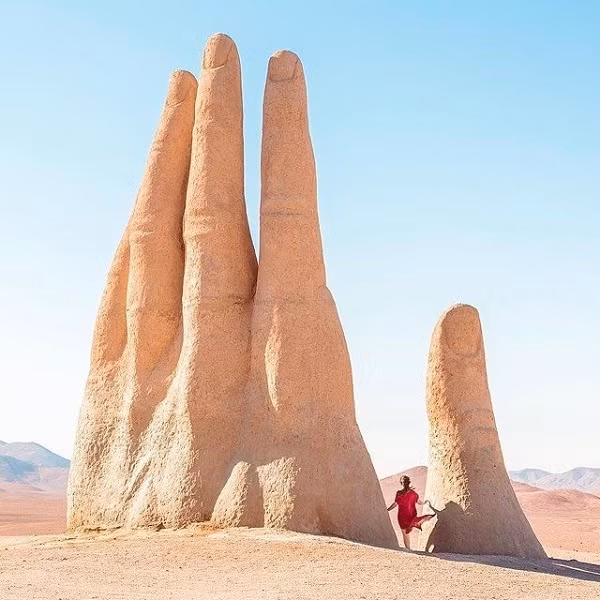 Bàn tay trên sa mạc Chile do nhà điêu khắc người Chile Mario Irarrázabal sáng tạo ra. Irarrázabal được biết đến với những tác phẩm gắn liền với nỗi đau khổ của con người và tác phẩm điêu khắc khổng lồ này ghi lại cảm giác cô đơn của sa mạc hoang vắng và hẻo lánh nơi nó được đặt.