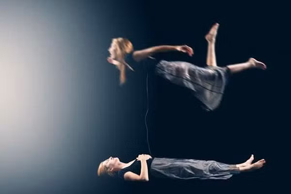 Và khi trí não nhẹ nhàng, an yên, không còn bị ảnh hưởng của vật chất, người đó có thể trở nên tỉnh táo và mạnh mẽ đặc biệt, như thấy cuộc đời mình tái dựng lại.