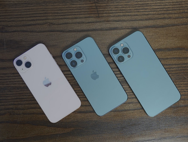 Tuy nhiên, bên cạnh những ý kiến trái chiều, iPhone 13 Pro Max lại nhận được vô số lời khen với màu xanh dương Sierra Blue. Màu mới không chỉ đem lại thêm sự lựa chọn cho người mua mà còn được nhiều người khen trang nhã và thanh lịch.