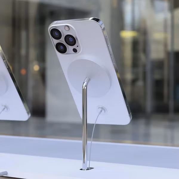 Trong khi màn hình 120Hz đã được nhiều hãng áp dụng từ lâu nhưng mãi đến thế hệ này Apple mới mang tính năng này lên sản phẩm của mình. Tuy nhiên nhiều tính năng khác như cảm biến vân tay trong màn hình vẫn chưa xuất hiện khiến nhiều người chưa hài lòng.