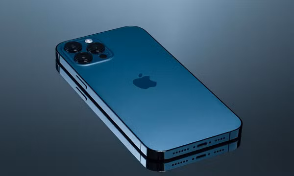 Apple cho biết hệ thống camera này thu sáng tốt hơn 2.2 lần so với iPhone 12 Pro và gấp 1.5 lần so với iPhone 12 Pro Max. iPhone 13 Pro Max trang bị con chip A15 Bionic và tới 4 tùy chọn dung lượng gồm: 128GB, 256GB, 512GB và 1TB.