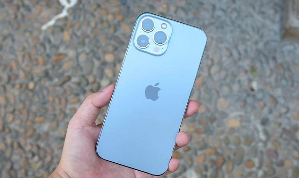 Điểm thay đổi lớn trên 13 Pro Max có thể là phần nhô của cụm camera. iPhone 13 Pro Max có camera rộng 12MP f/1.5, camera tele 12MP f/2.8 và camera siêu rộng 12MP f/1.8 với trường nhìn 120 độ, cùng với máy quét LiDAR 3D được sử dụng để nhận biết độ sâu.