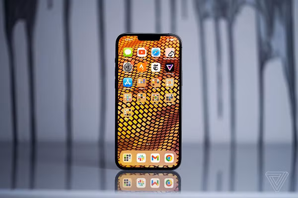 Việc cụm camera nhô lên nhiều người lo lắng việc sẽ dễ bị trầy xước. Dù có thể dễ dàng được khắc phục bằng ốp lưng nhưng lại khiến nhiều người muốn để máy trần không hài lòng.