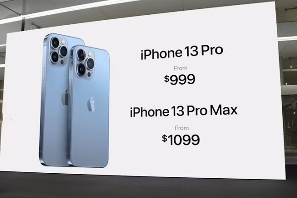 Về thiết kế thì iPhone 13 Pro Max không khác nhiều so với người tiền nhiệm, máy vẫn giữ khung viền vuông, 3 camera ở mặt sau cùng cảm biến LiDAR đặc trưng của dòng Pro.