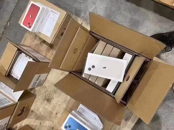 iPhone 13 series đều hỗ trợ chống nước theo chuẩn IP68, có thể chịu được độ sâu 6 mét. Trong khi iPhone 13 Pro và Pro Max dùng khung thép bóng, iPhone 13 và 13 mini dùng khung bằng nhôm nhám. Tất cả dùng khung viền vát phẳng.