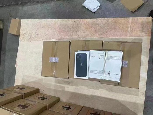 Điều đáng chú ý là nhiều người nhận ra, trong những thùng carton này, Apple đã cắt bỏ bọc nylon ở bên ngoài mỗi hộp và chỉ còn hộp giấy mà thôi. Phải chăng đây cũng nằm trong một phần bảo vệ môi trường của hãng?