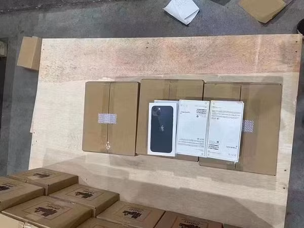 Điều đáng chú ý là nhiều người nhận ra, trong những thùng carton này, Apple đã cắt bỏ bọc nylon ở bên ngoài mỗi hộp và chỉ còn hộp giấy mà thôi. Phải chăng đây cũng nằm trong một phần bảo vệ môi trường của hãng?