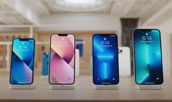 Mới đây, ở Trung Quốc, một số hình ảnh thực tế về bốn phiên bản iPhone 13 đã bắt đầu xuất hiện trên mạng xã hội. Apple vẫn giữ cách đóng thùng 10 chiếc mỗi hộp với hai lớp carton bảo vệ.