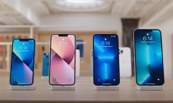 Mới đây, ở Trung Quốc, một số hình ảnh thực tế về bốn phiên bản iPhone 13 đã bắt đầu xuất hiện trên mạng xã hội. Apple vẫn giữ cách đóng thùng 10 chiếc mỗi hộp với hai lớp carton bảo vệ.